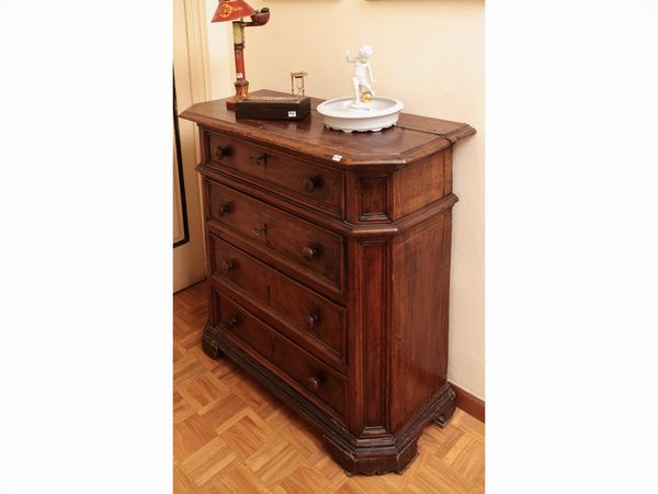 Piccolo cassettone in noce  - Asta Dimore fiorentine - Associazione Nazionale - Case d'Asta italiane