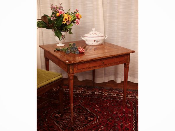 Tavolino impiallacciato in noce, ciliegio ed altre essenze  - Asta Dimore fiorentine - Associazione Nazionale - Case d'Asta italiane