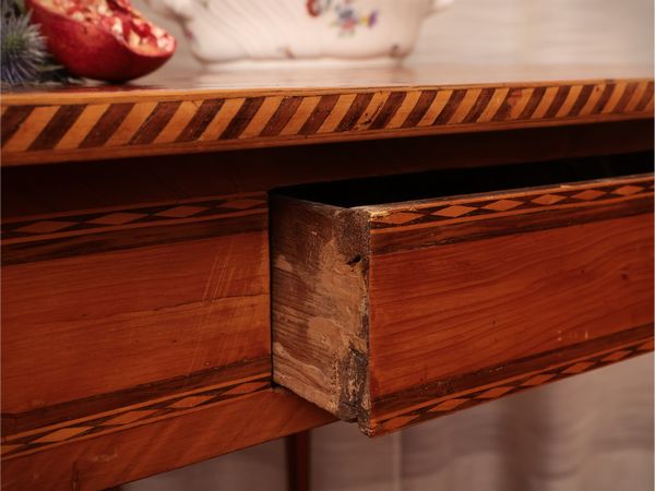 Tavolino impiallacciato in noce, ciliegio ed altre essenze  - Asta Dimore fiorentine - Associazione Nazionale - Case d'Asta italiane