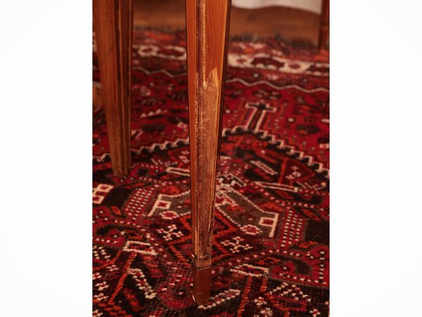 Tavolino impiallacciato in noce, ciliegio ed altre essenze  - Asta Dimore fiorentine - Associazione Nazionale - Case d'Asta italiane