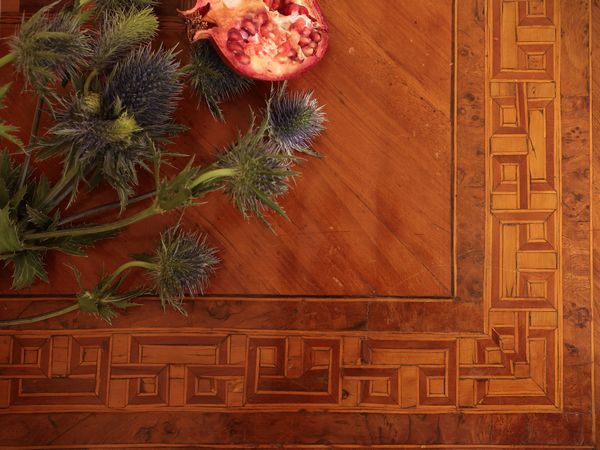 Tavolino impiallacciato in noce, ciliegio ed altre essenze  - Asta Dimore fiorentine - Associazione Nazionale - Case d'Asta italiane