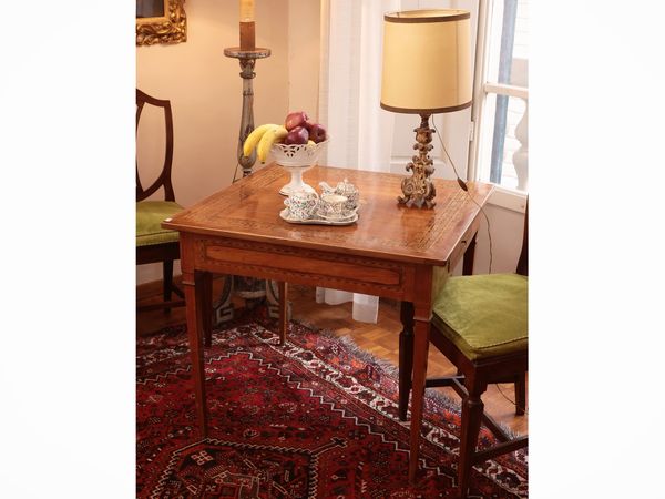 Tavolino impiallacciato in noce, ciliegio ed altre essenze  - Asta Dimore fiorentine - Associazione Nazionale - Case d'Asta italiane