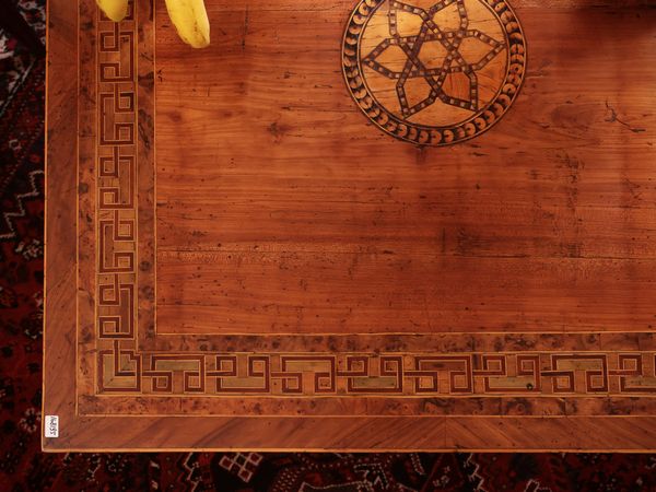 Tavolino impiallacciato in noce, ciliegio ed altre essenze  - Asta Dimore fiorentine - Associazione Nazionale - Case d'Asta italiane