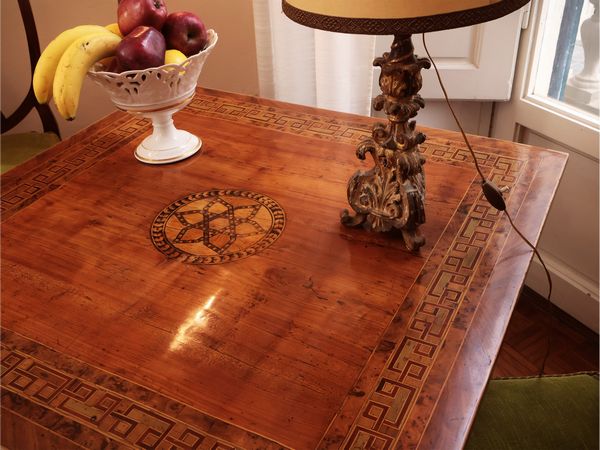 Tavolino impiallacciato in noce, ciliegio ed altre essenze  - Asta Dimore fiorentine - Associazione Nazionale - Case d'Asta italiane