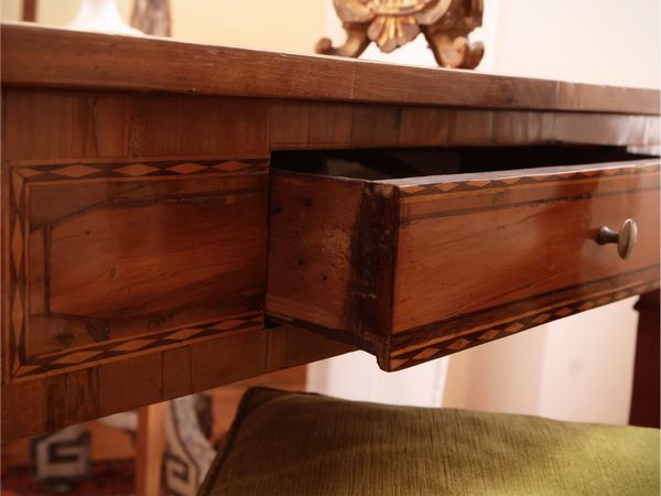 Tavolino impiallacciato in noce, ciliegio ed altre essenze  - Asta Dimore fiorentine - Associazione Nazionale - Case d'Asta italiane