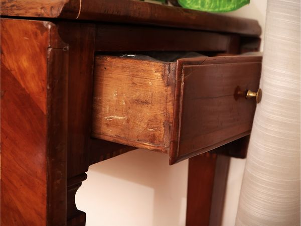 Tavolo a bandelle impiallacciato in ciliegio  - Asta Dimore fiorentine - Associazione Nazionale - Case d'Asta italiane