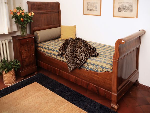 Letto singolo a barca impiallacciato in noce e piuma di noce  - Asta Dimore fiorentine - Associazione Nazionale - Case d'Asta italiane