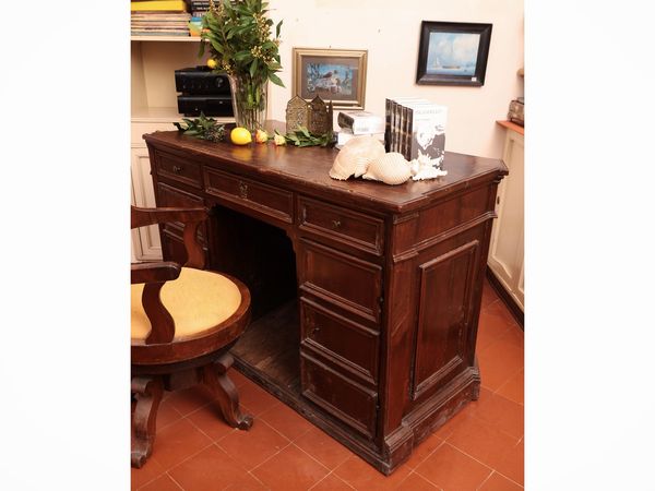 Scrivania da centro a banco in noce  - Asta Dimore fiorentine - Associazione Nazionale - Case d'Asta italiane