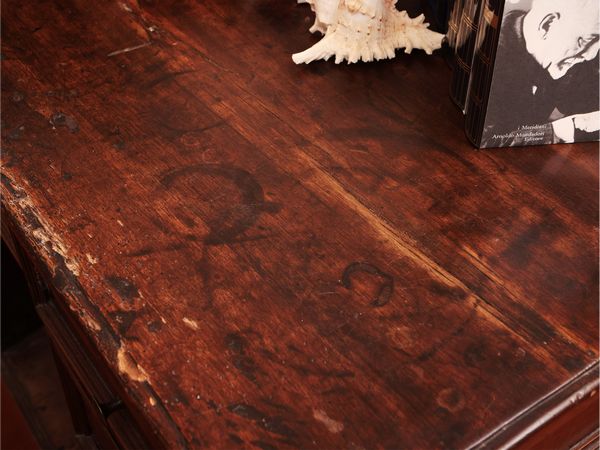 Scrivania da centro a banco in noce  - Asta Dimore fiorentine - Associazione Nazionale - Case d'Asta italiane