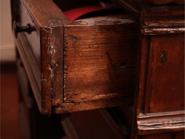 Scrivania da centro a banco in noce  - Asta Dimore fiorentine - Associazione Nazionale - Case d'Asta italiane