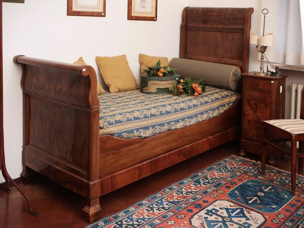 Letto singolo a barca impiallacciato in noce e piuma di noce  - Asta Dimore fiorentine - Associazione Nazionale - Case d'Asta italiane