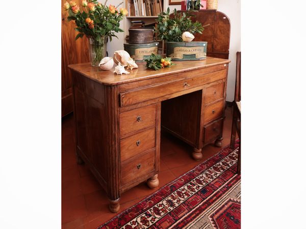 Scrivania a banco impiallacciata in ciliegio  - Asta Dimore fiorentine - Associazione Nazionale - Case d'Asta italiane