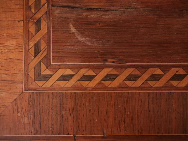 Tavolino da centro impiallacciato in noce  - Asta Dimore fiorentine - Associazione Nazionale - Case d'Asta italiane