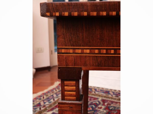 Tavolino da centro impiallacciato in noce  - Asta Dimore fiorentine - Associazione Nazionale - Case d'Asta italiane