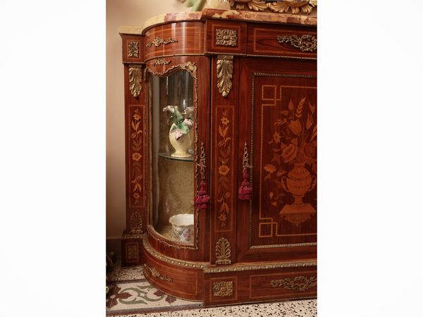 Credenza impiallacciata in noce ed altre essenze  - Asta Dimore fiorentine - Associazione Nazionale - Case d'Asta italiane