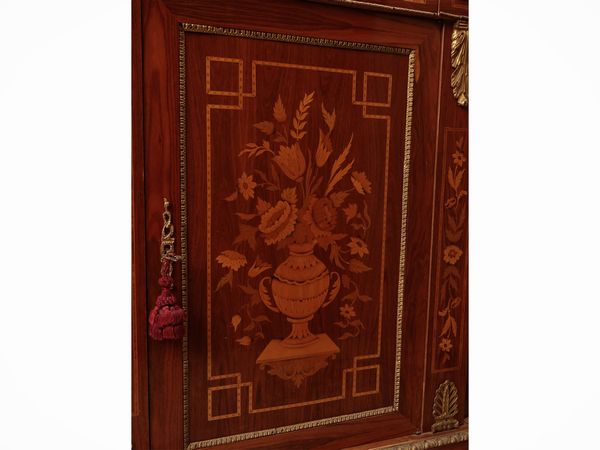 Credenza impiallacciata in noce ed altre essenze  - Asta Dimore fiorentine - Associazione Nazionale - Case d'Asta italiane