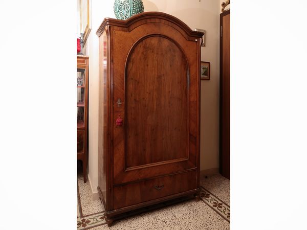 Piccolo armadio guardaroba impiallacciato in noce  - Asta Dimore fiorentine - Associazione Nazionale - Case d'Asta italiane