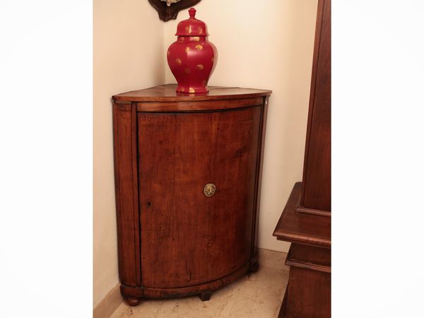 Angoliera impiallacciata in ciliegio  - Asta Dimore fiorentine - Associazione Nazionale - Case d'Asta italiane