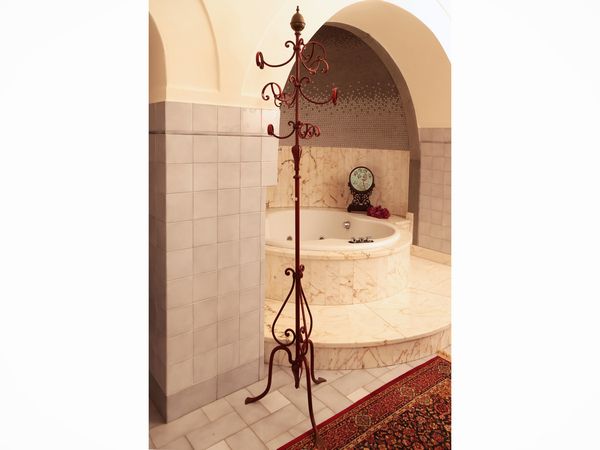 Attaccapanni a stelo in ferro battuto laccato rosso  - Asta Dimore fiorentine - Associazione Nazionale - Case d'Asta italiane