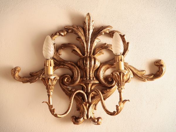 Coppia di applique in legno intagliato e dorato  - Asta Dimore fiorentine - Associazione Nazionale - Case d'Asta italiane