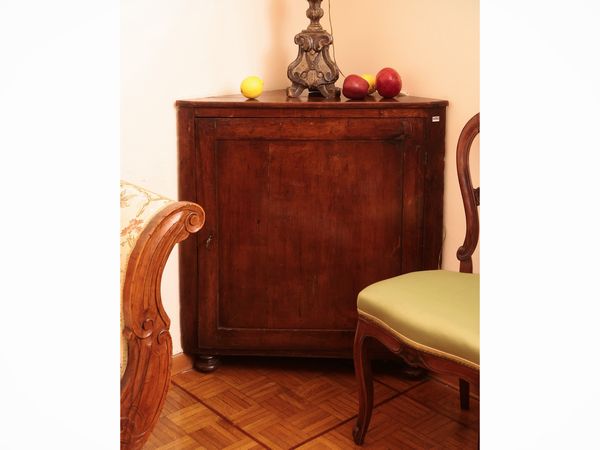 Angoliera bassa in noce  - Asta Dimore fiorentine - Associazione Nazionale - Case d'Asta italiane