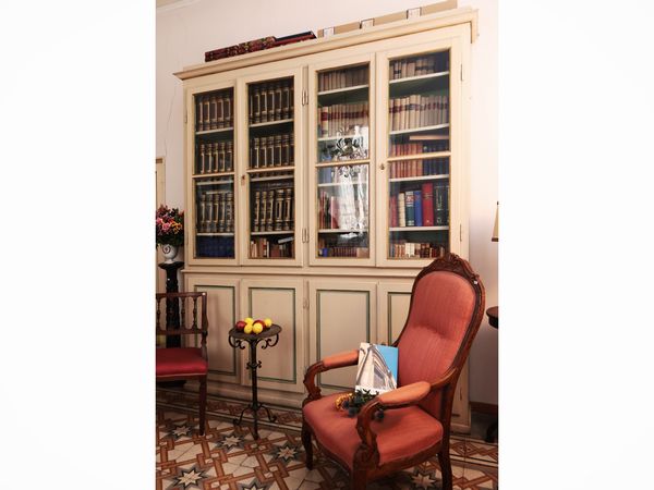 Libreria a due corpi in legno laccato bianco, verde acqua e lumeggiato in oro  - Asta Dimore fiorentine - Associazione Nazionale - Case d'Asta italiane