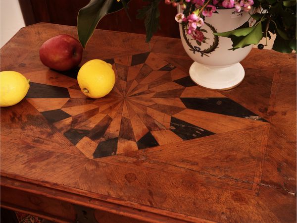 Tavolino da lavoro in noce  - Asta Dimore fiorentine - Associazione Nazionale - Case d'Asta italiane