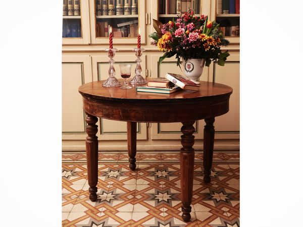 Tavolino rotondo impiallacciato in noce e radica di noce  - Asta Dimore fiorentine - Associazione Nazionale - Case d'Asta italiane