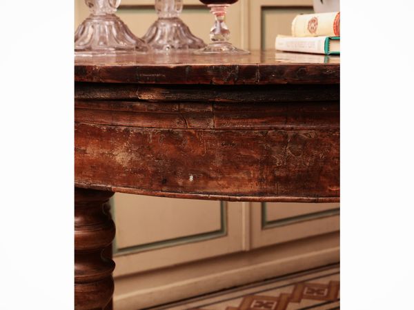 Tavolino rotondo impiallacciato in noce e radica di noce  - Asta Dimore fiorentine - Associazione Nazionale - Case d'Asta italiane