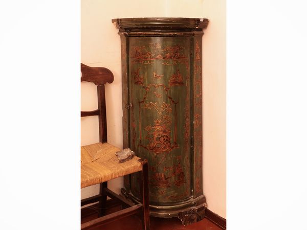 Angoliera in legno laccato verde  - Asta Dimore fiorentine - Associazione Nazionale - Case d'Asta italiane