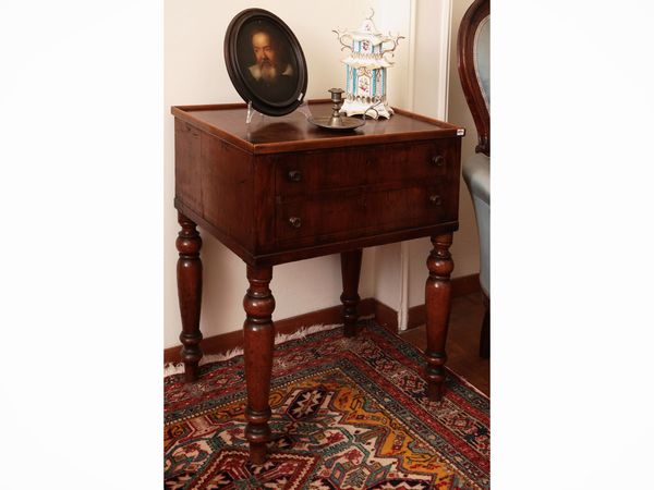 Tavolino da lavoro rustico in noce  - Asta Dimore fiorentine - Associazione Nazionale - Case d'Asta italiane