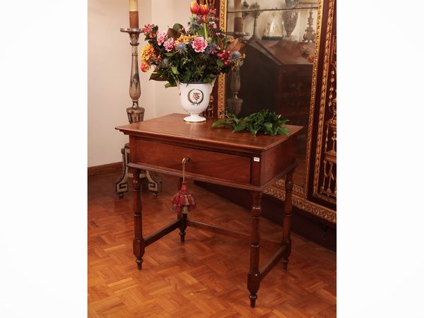 Tavolino da appoggio in noce  - Asta Dimore fiorentine - Associazione Nazionale - Case d'Asta italiane