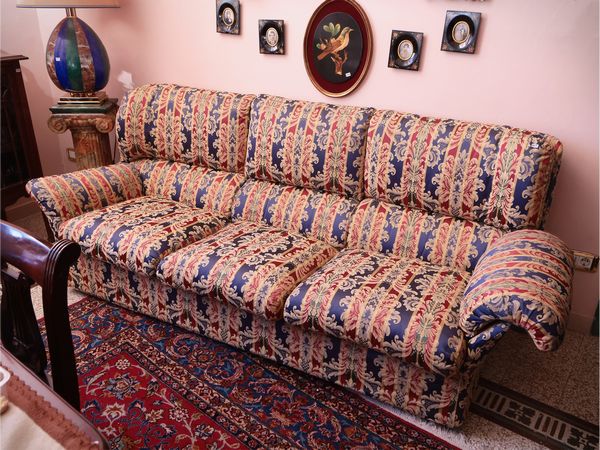 Divano a tre posti imbottito  - Asta Dimore fiorentine - Associazione Nazionale - Case d'Asta italiane