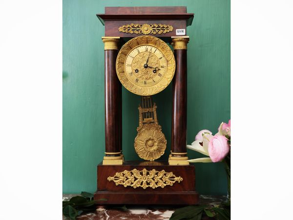 Orologio da tavolo a tempietto in noce  - Asta Dimore fiorentine - Associazione Nazionale - Case d'Asta italiane