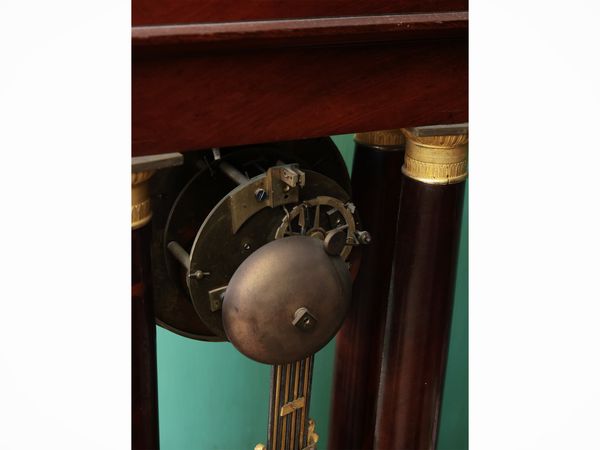 Orologio da tavolo a tempietto in noce  - Asta Dimore fiorentine - Associazione Nazionale - Case d'Asta italiane