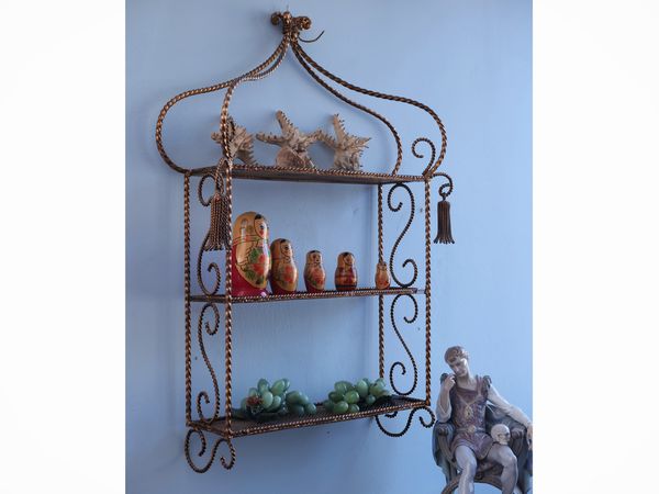 Piccola etagere pensile in metallo dorato  - Asta Dimore fiorentine - Associazione Nazionale - Case d'Asta italiane