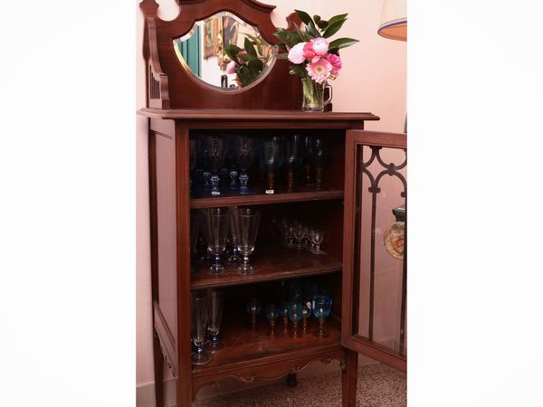 Piccola vetrina in noce di gusto inglese  - Asta Dimore fiorentine - Associazione Nazionale - Case d'Asta italiane