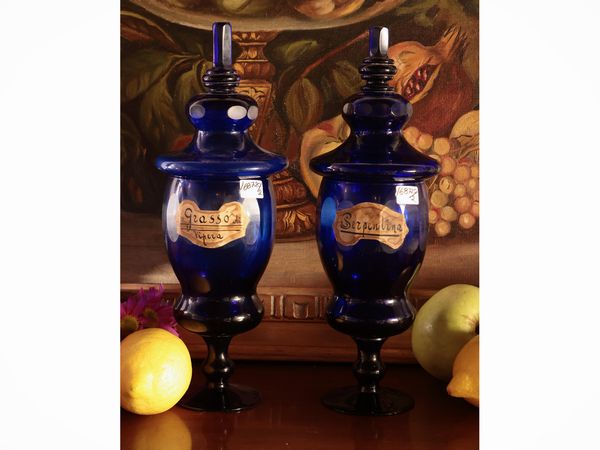 Coppia di vasi da farmacia in vetro soffiato blu  - Asta Dimore fiorentine - Associazione Nazionale - Case d'Asta italiane