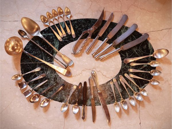 Grande lotto di posate in metallo argentato  - Asta Dimore fiorentine - Associazione Nazionale - Case d'Asta italiane