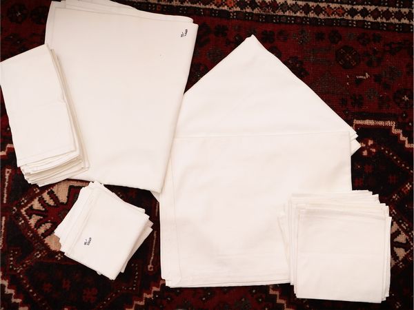 Tre tovaglie in lino e Fiandra di lino  - Asta Dimore fiorentine - Associazione Nazionale - Case d'Asta italiane