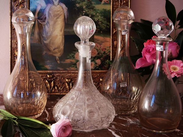 Assortimento di bottiglie da vino in vetro e cristallo molato  - Asta Dimore fiorentine - Associazione Nazionale - Case d'Asta italiane