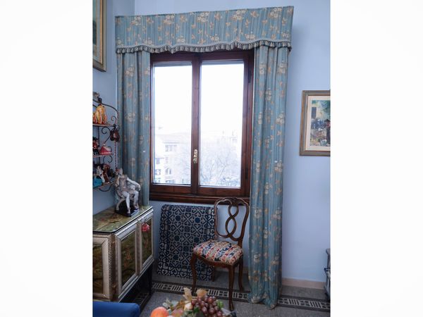 Tendaggio per finestra in tessuto damascato  - Asta Dimore fiorentine - Associazione Nazionale - Case d'Asta italiane