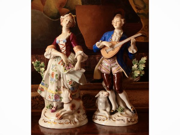 Coppia di figure in porcellana di Capodimonte  - Asta Dimore fiorentine - Associazione Nazionale - Case d'Asta italiane