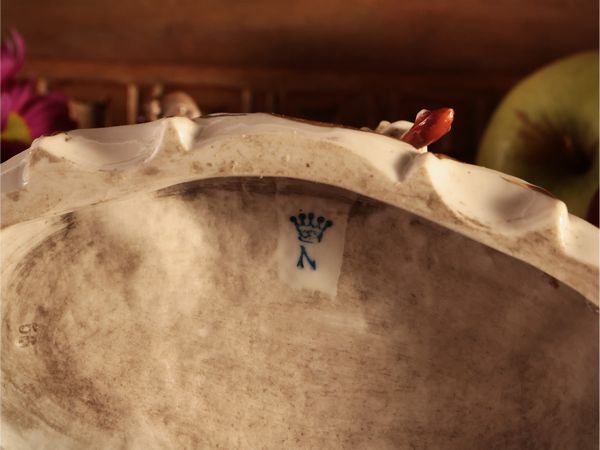 Gruppo in porcellana policroma, Manifattura di Capodimonte  - Asta Dimore fiorentine - Associazione Nazionale - Case d'Asta italiane