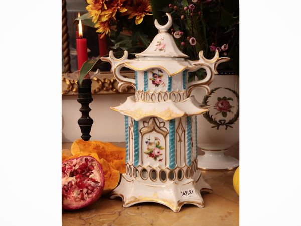 Veilleuse in porcellana  - Asta Dimore fiorentine - Associazione Nazionale - Case d'Asta italiane