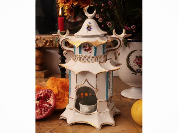 Veilleuse in porcellana  - Asta Dimore fiorentine - Associazione Nazionale - Case d'Asta italiane