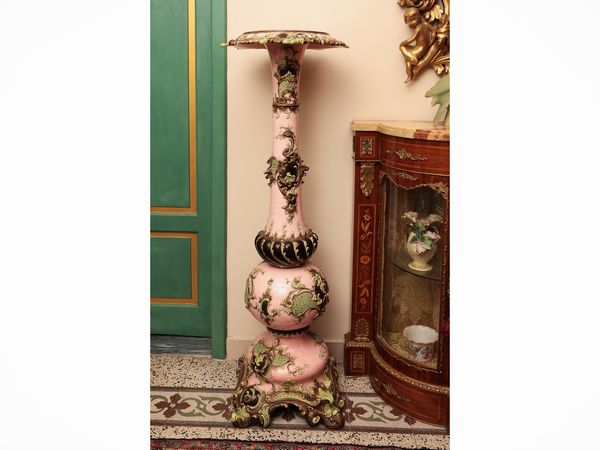 Monumentale colonna porta sculture di gusto Art Nouveau in ceramica policroma  - Asta Dimore fiorentine - Associazione Nazionale - Case d'Asta italiane