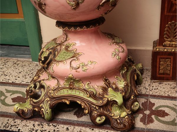 Monumentale colonna porta sculture di gusto Art Nouveau in ceramica policroma  - Asta Dimore fiorentine - Associazione Nazionale - Case d'Asta italiane