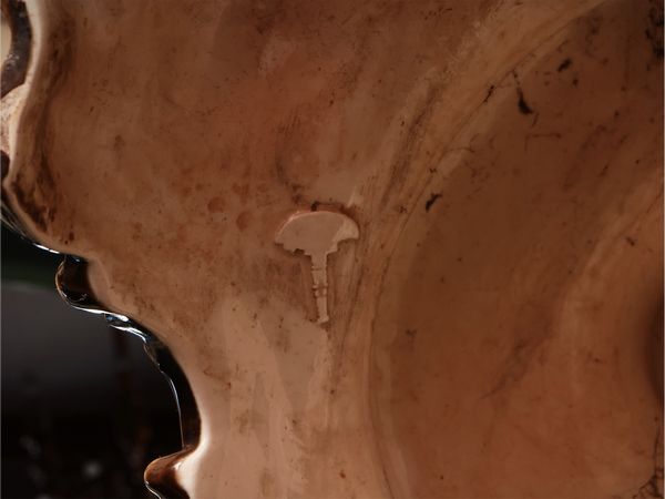 Monumentale colonna porta sculture di gusto Art Nouveau in ceramica policroma  - Asta Dimore fiorentine - Associazione Nazionale - Case d'Asta italiane