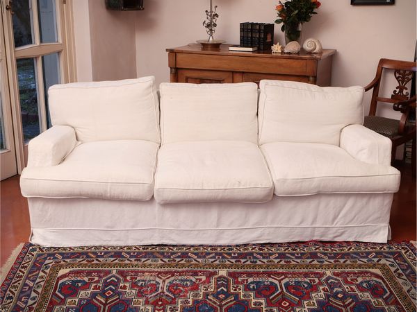 Divano a tre posti imbottito  - Asta Dimore fiorentine - Associazione Nazionale - Case d'Asta italiane